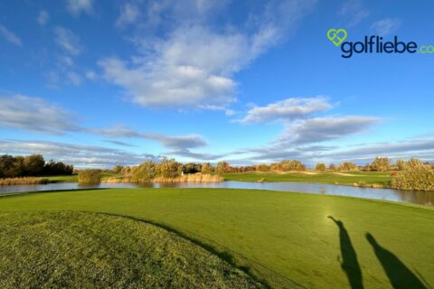 Golf 51 Gleidingen Grün 5 mit Wasser im Herbst bei bestem Sonnenschein Golfliebe.com