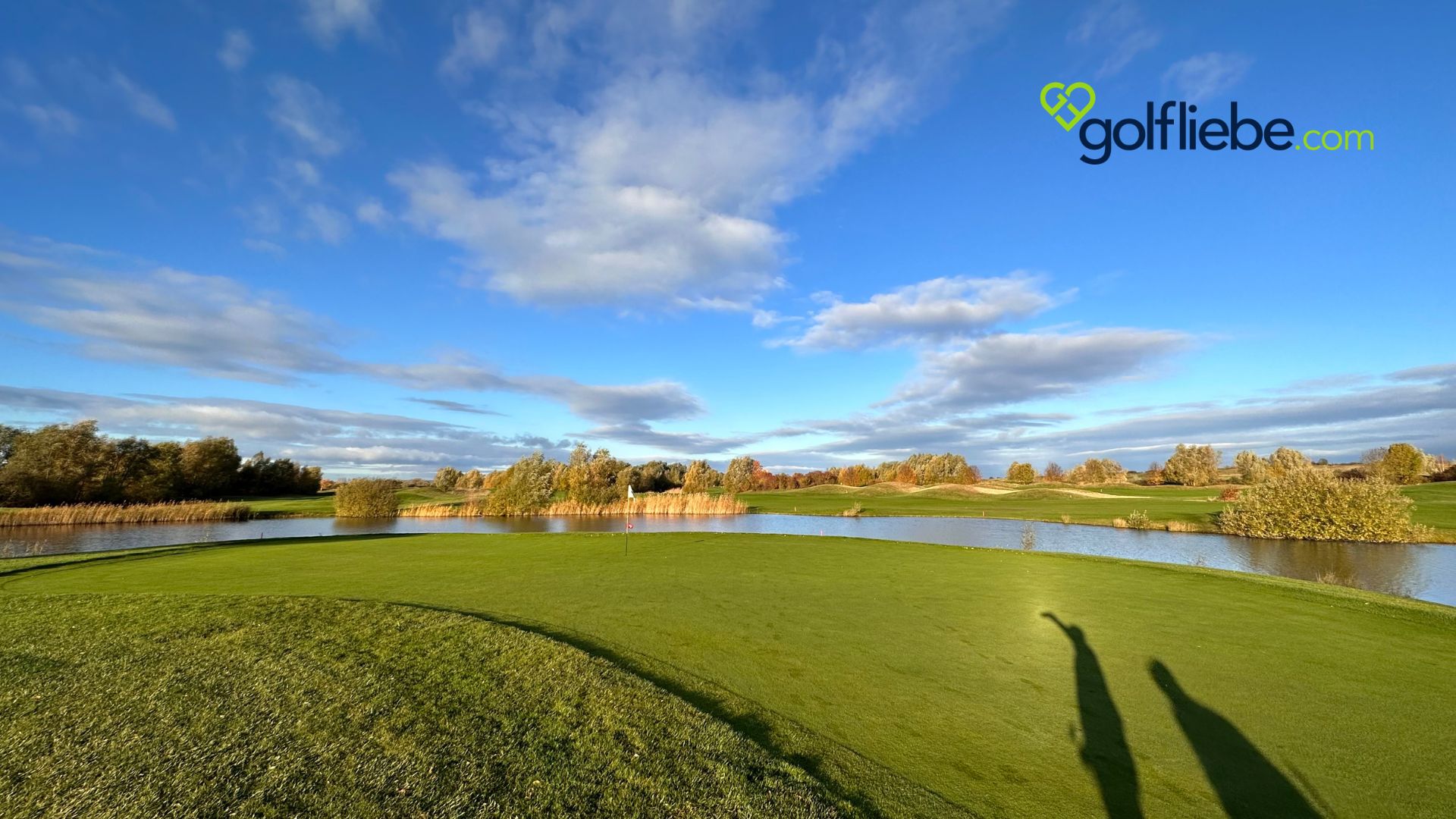 Golf 51 Gleidingen Grün 5 mit Wasser im Herbst bei bestem Sonnenschein Golfliebe.com