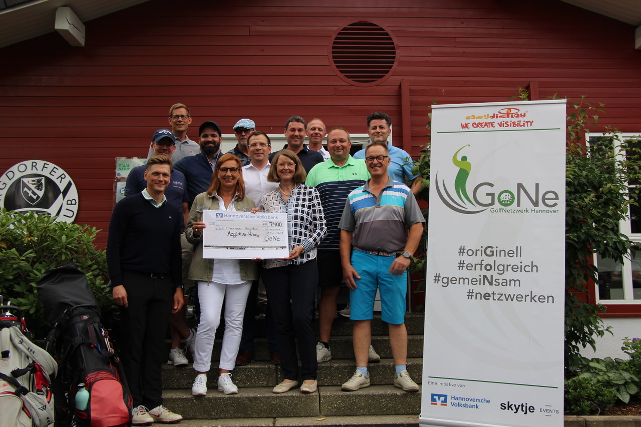 Spendenscheckuebergabe fuer das Aegidius Haus GolfNetzwerk Hannover 01