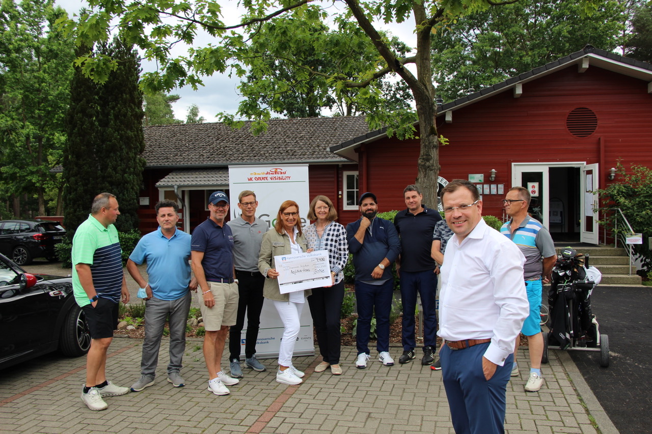 Spendenscheckuebergabe fuer das Aegidius Haus GolfNetzwerk Hannover 03